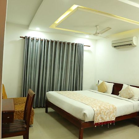 Malabar Plaza Inn Kochi Bagian luar foto