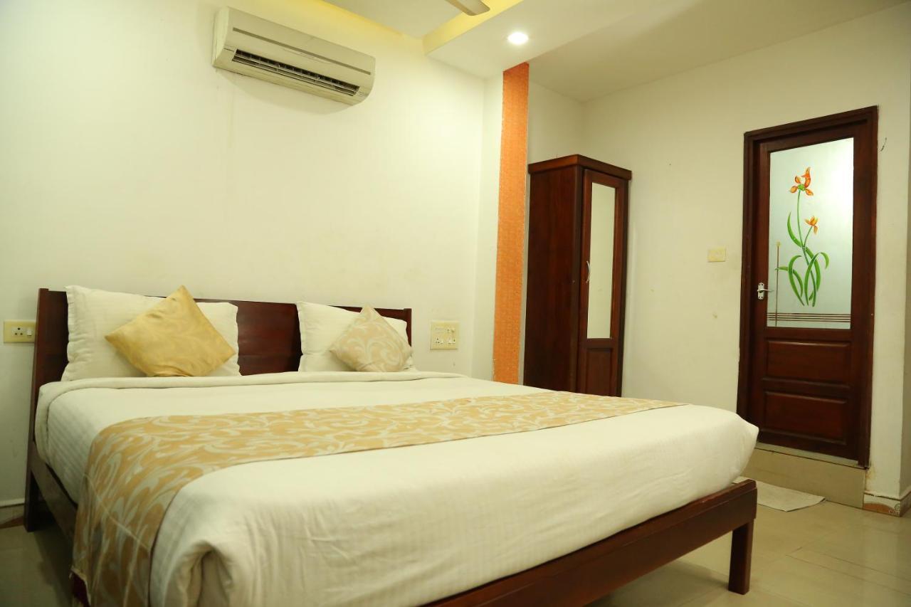 Malabar Plaza Inn Kochi Bagian luar foto