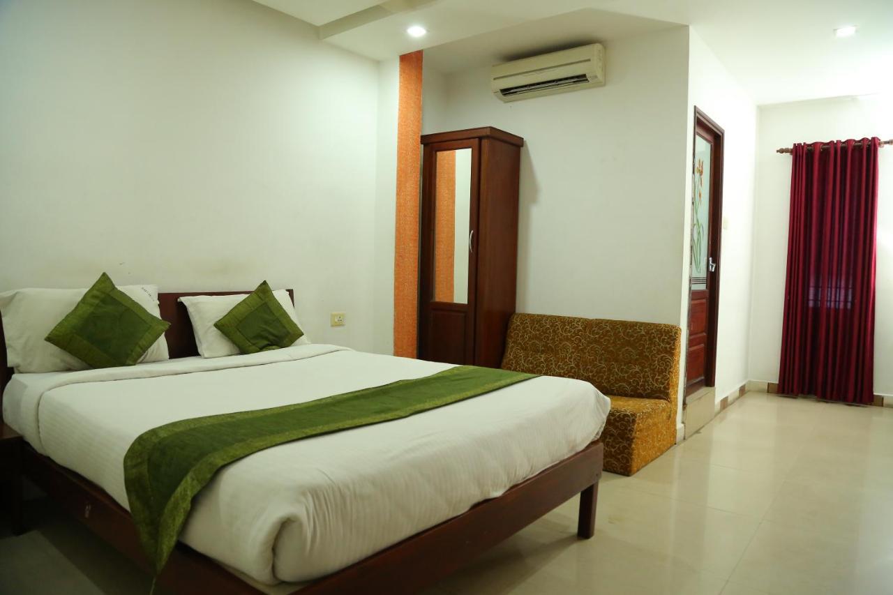 Malabar Plaza Inn Kochi Bagian luar foto