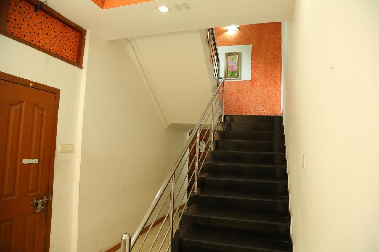 Malabar Plaza Inn Kochi Bagian luar foto