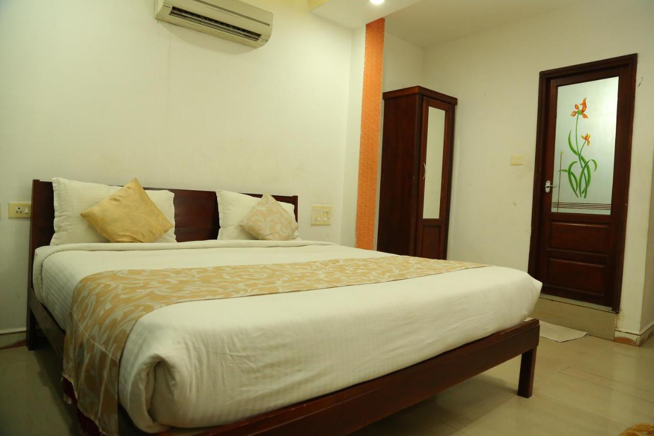 Malabar Plaza Inn Kochi Bagian luar foto