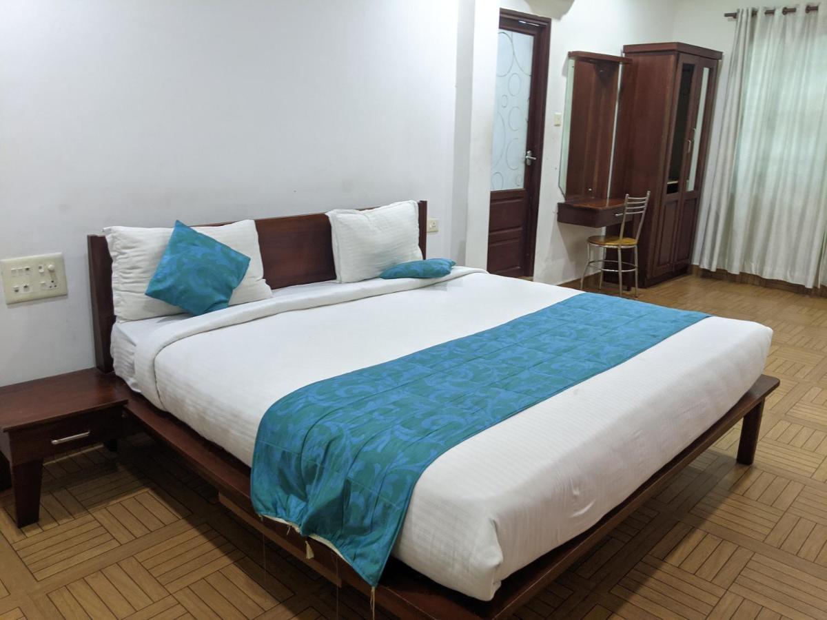 Malabar Plaza Inn Kochi Bagian luar foto