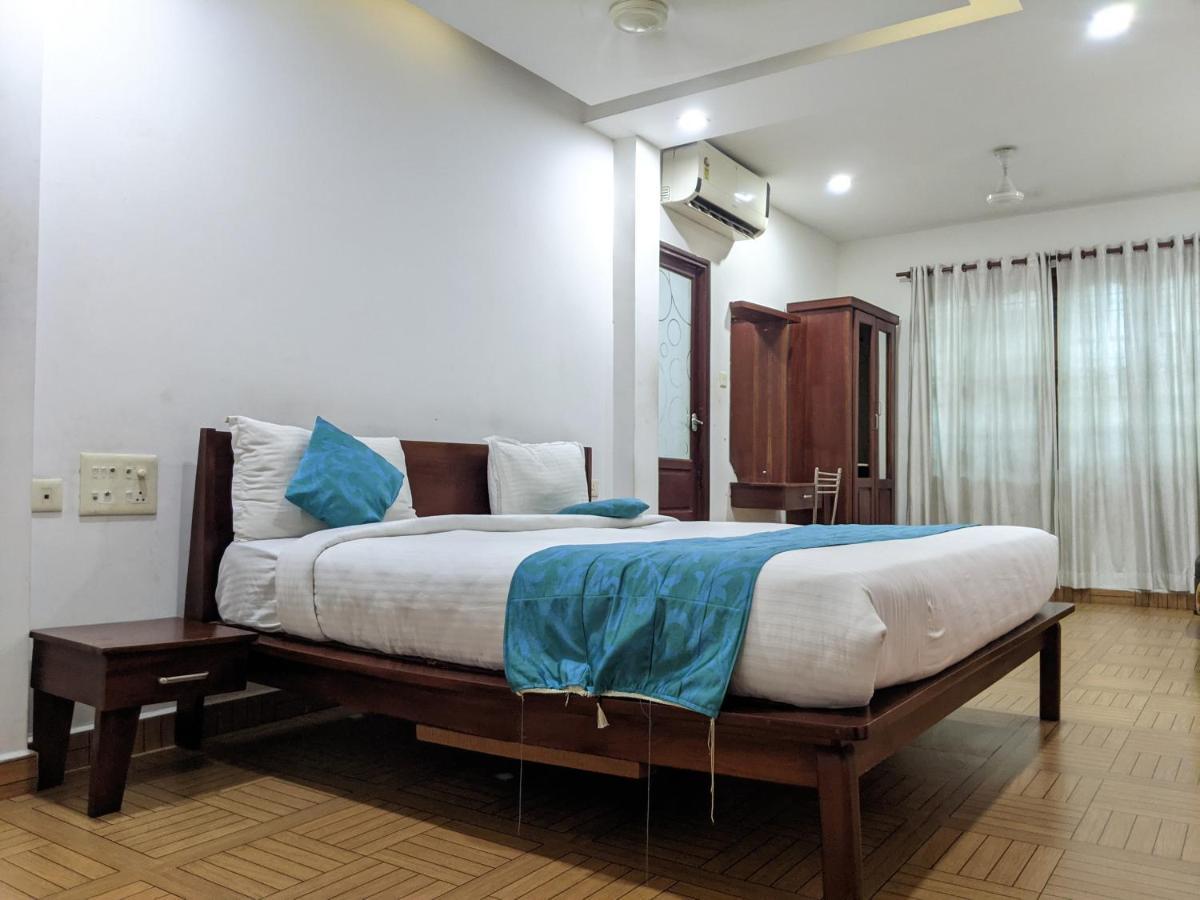 Malabar Plaza Inn Kochi Bagian luar foto