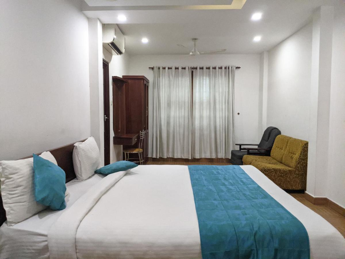 Malabar Plaza Inn Kochi Bagian luar foto