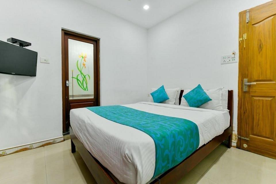 Malabar Plaza Inn Kochi Bagian luar foto