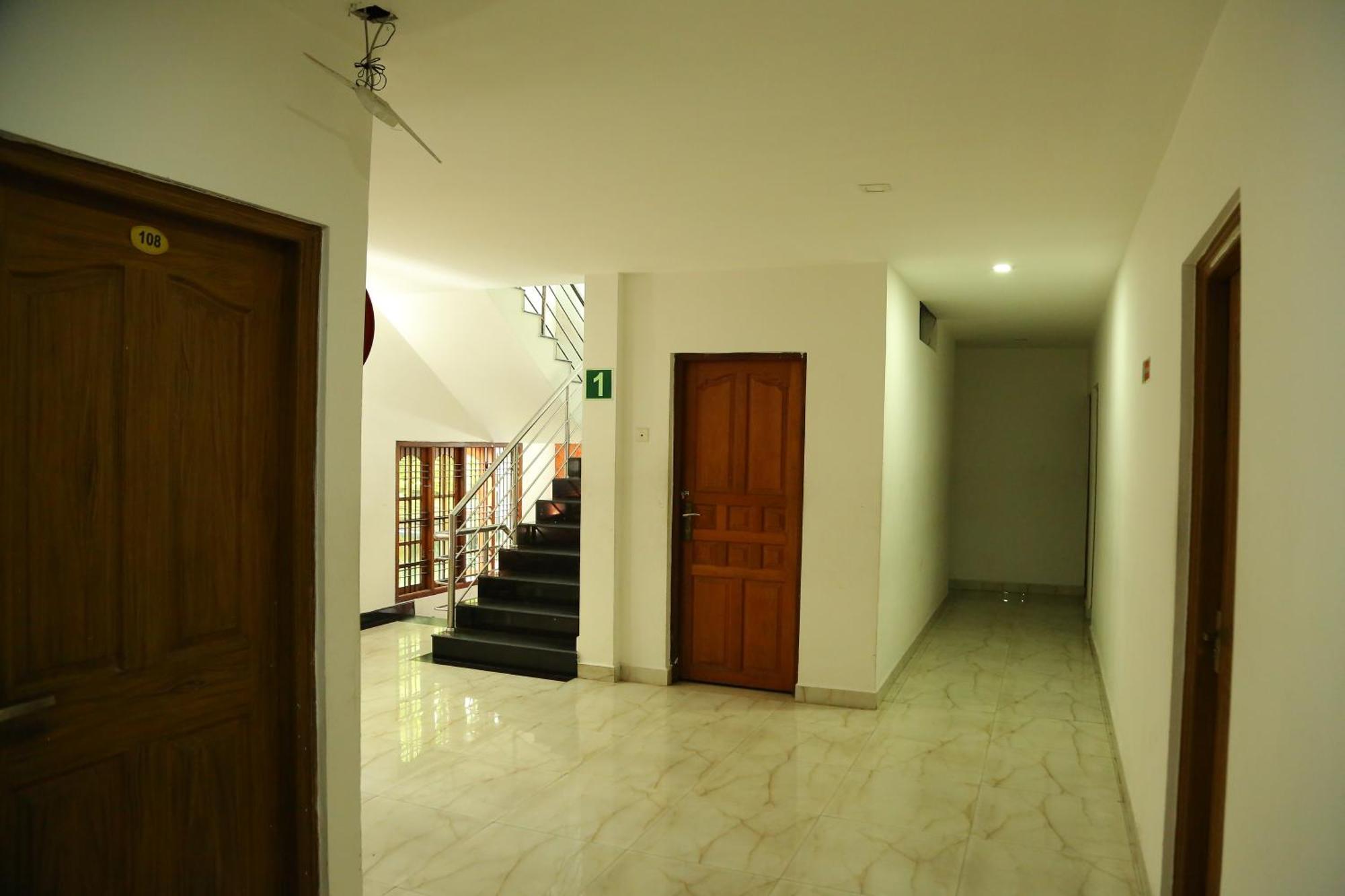 Malabar Plaza Inn Kochi Bagian luar foto